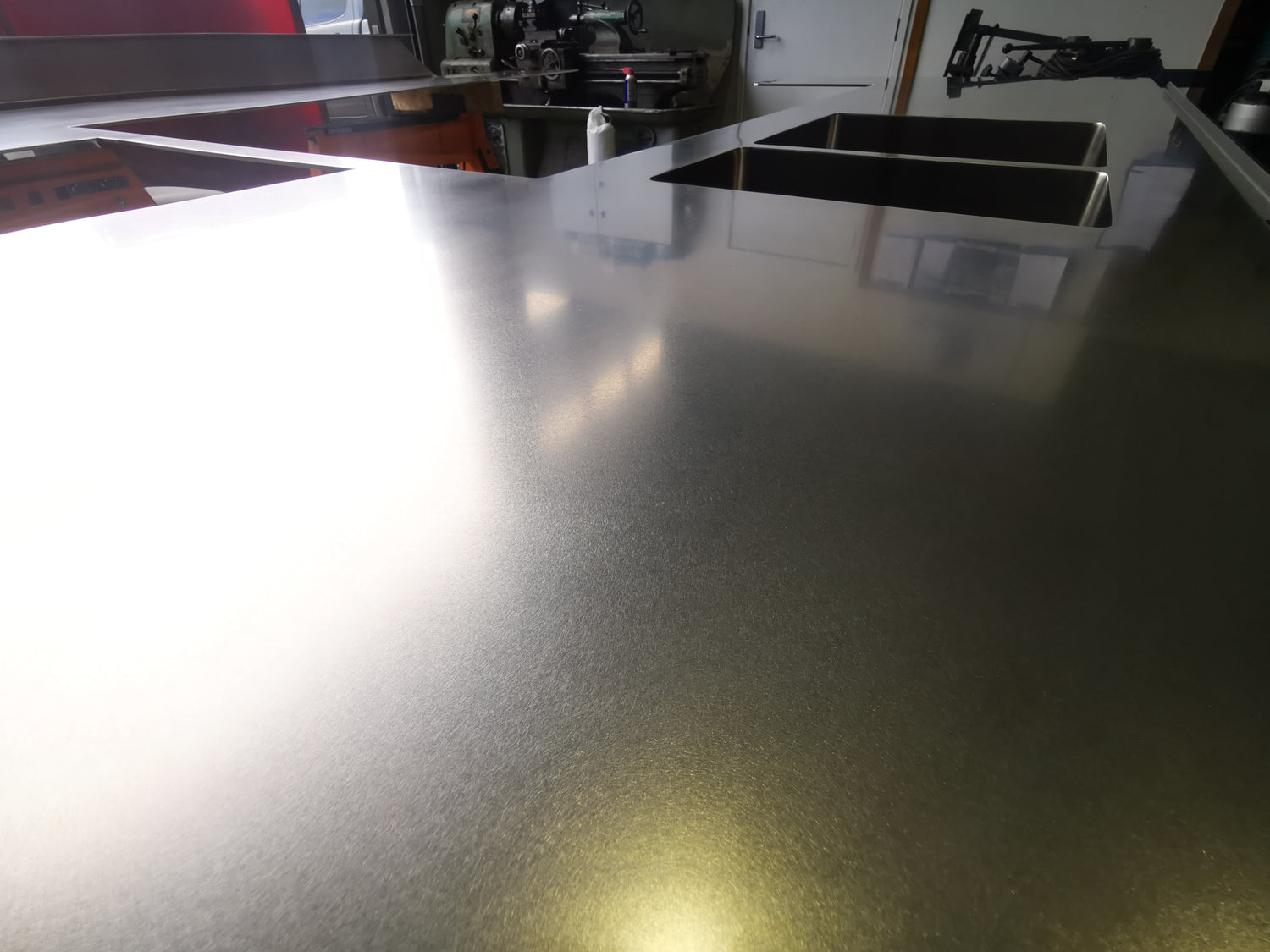 We complete our stainless steel benchtops with a variety of standard brushed finishes: